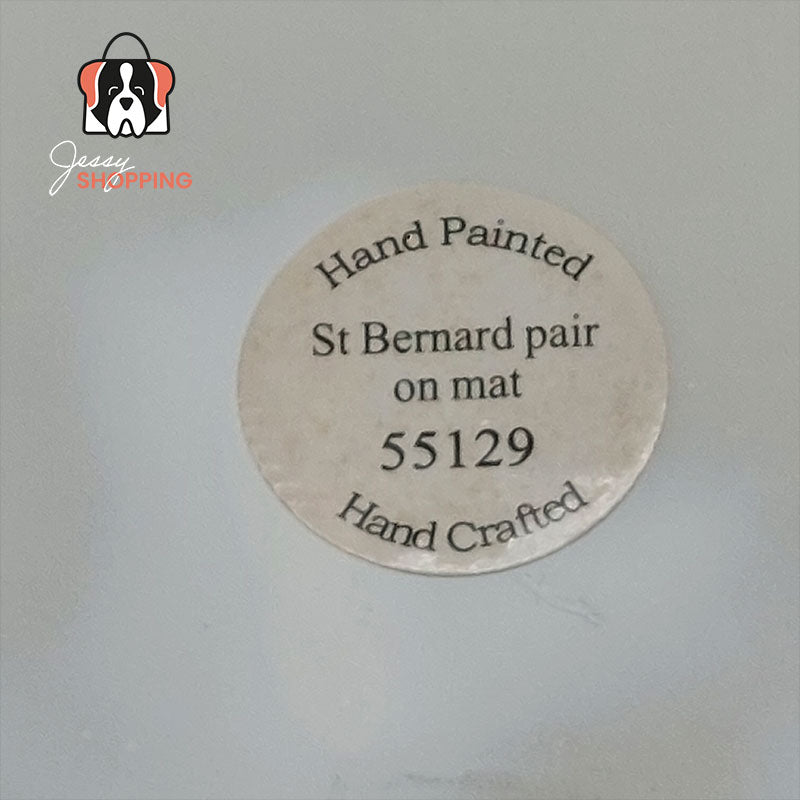 Bernhardiner-Statuenpaar auf Matte.